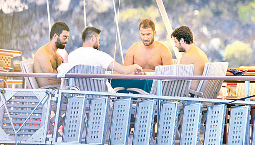 Arda Turan, kardeşi ile Bodrum tatilinde