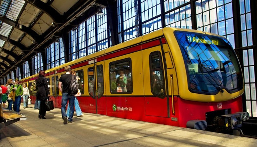Metro sapığı bir kadının saçlarını ateşe verdi