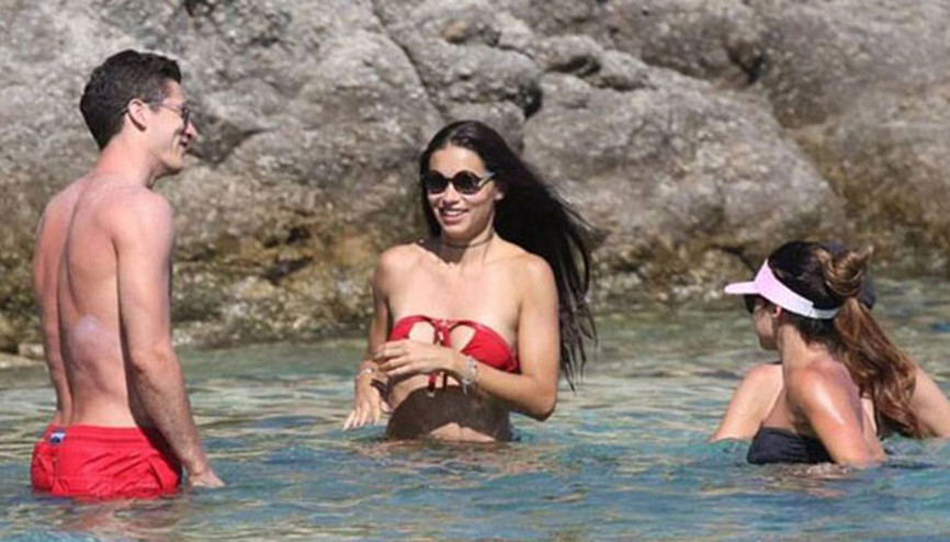 BİKİNİSİ OLAY YARATTI