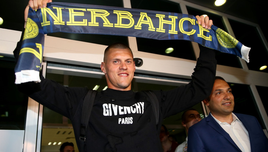 Fenerbahçe Skrtelin imza törenini duyurdu