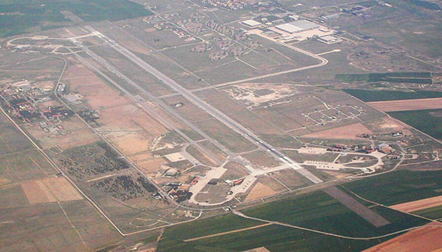 F-16lar kalkmasın diye vatandaşlar piste yattı F-16lar kalkmasın diye vatandaşlar piste yattı