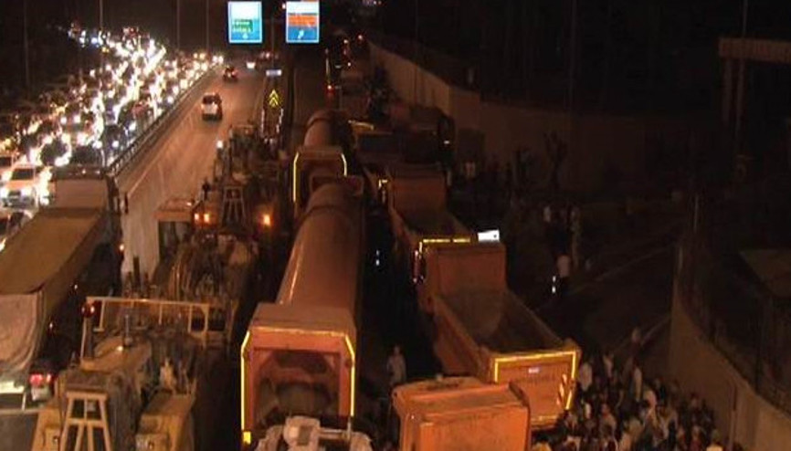 Hasdal Kışlası ve İl Jandarma Komutanlığı önünde darbe girişimi protestosu