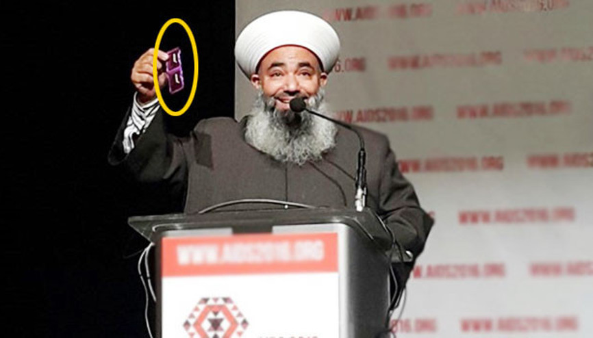 İmam, kondom sallayarak AIDS’e dikkat çekti