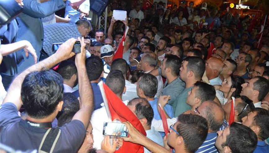 CHPli başkanın konuşma metnini yırttı