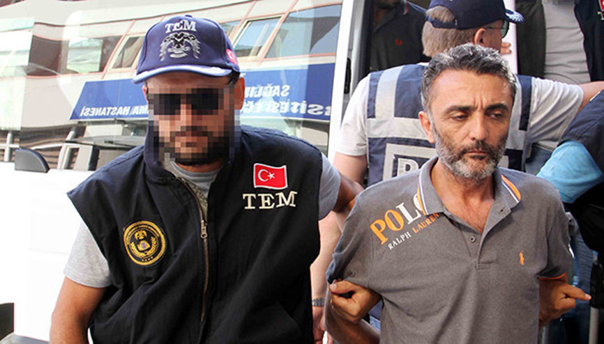 Menfez paşası şort, sandaletle yargı önünde