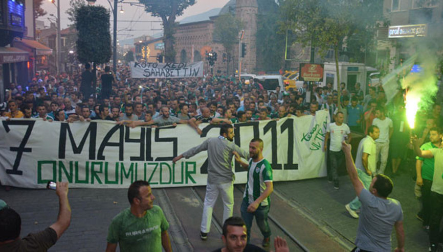 Teksas, eski valiyi PROTESTO ETTİ