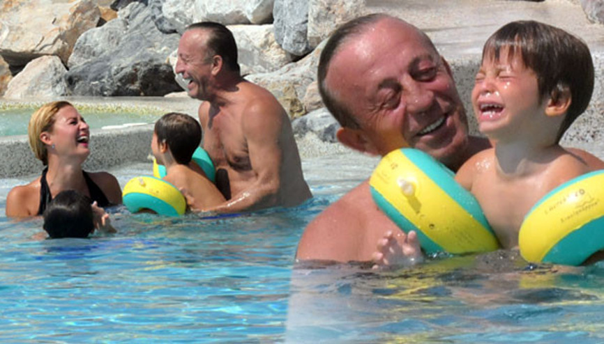 Ali Ağaoğlu çocukları ile Bodrumda