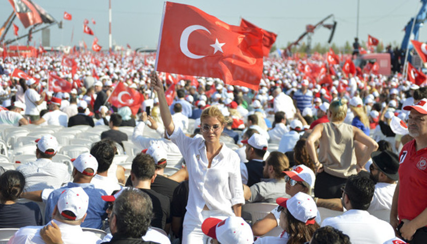 Elimizde bayrak dilimizde marş kalbimizde TÜRKİYE