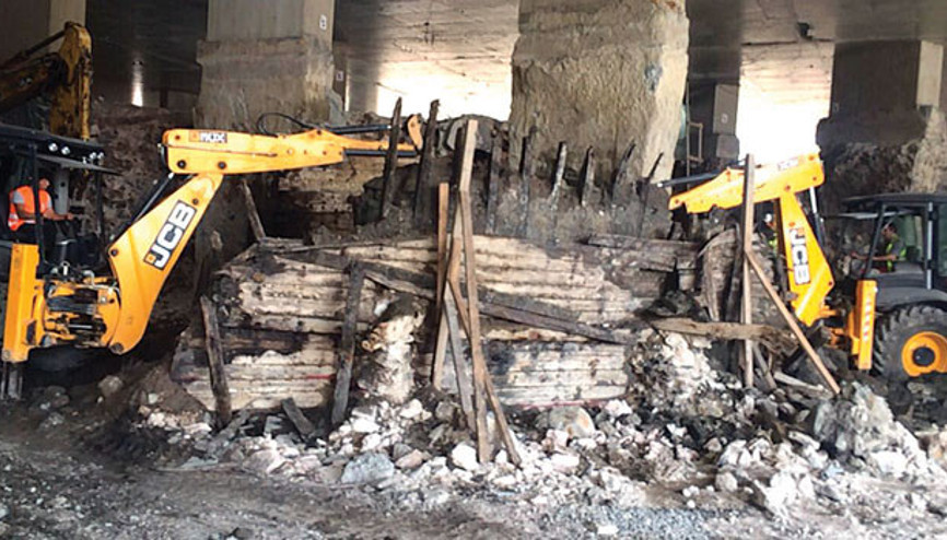 Antik mendireği parçaladılar