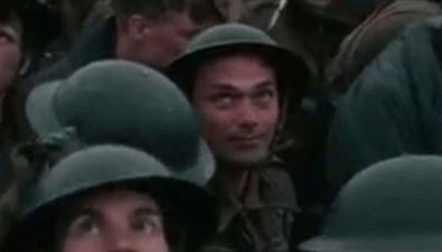 Dev bütçeli Dunkirk filmindeki figüranın beceriksizliği isyan ettirdi