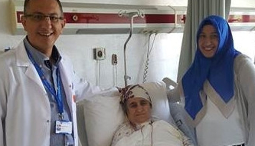 Doktora gönderdiği e-mail sayesinde annesini sağlığına kavuşturdu