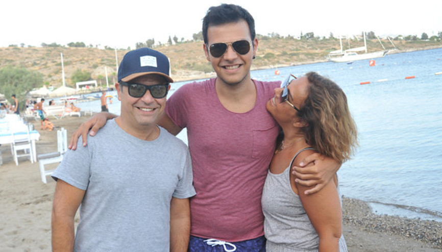 Bora Öztoprak ve ailesi tatilde