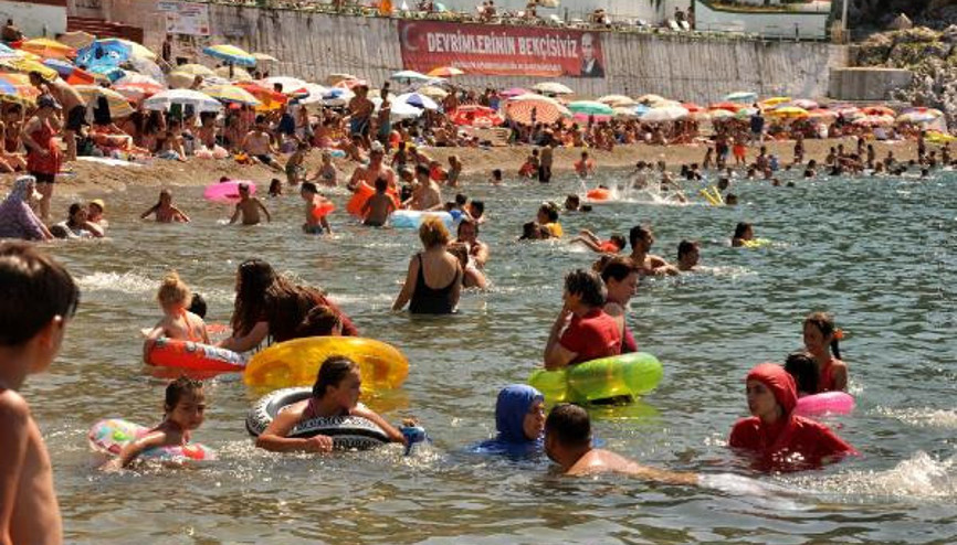 Zonguldak’ta sıcaklar bunalttı denizler doldu taştı