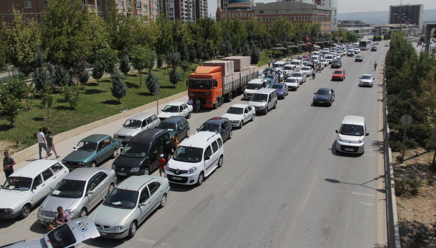 Oto pazarı yola taştı