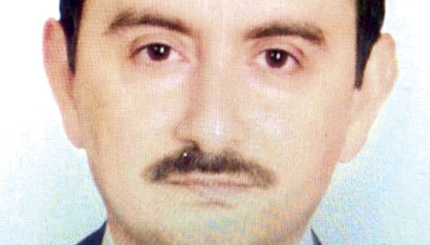 Para dolu çantayla çatıda yakalandı Para dolu çantayla çatıda yakalandı