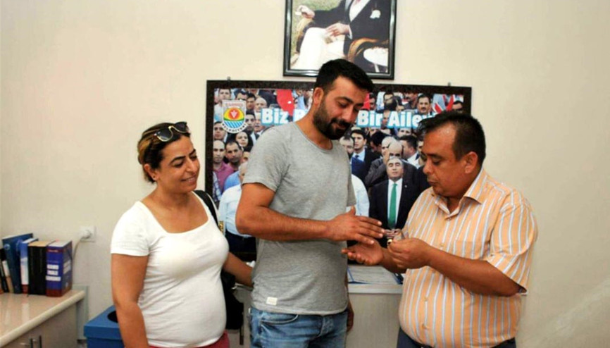 Bir ay önce bulduğu yüzüğünü sahibine verdi