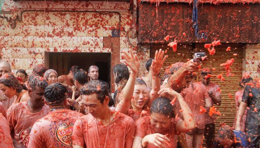 Domates çılgınlığı sayesinde sokaklar salça denizine döndü