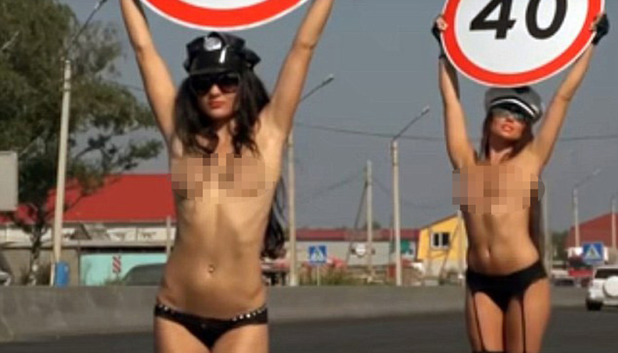 Sürücüler yavaşlasın diye soyundular