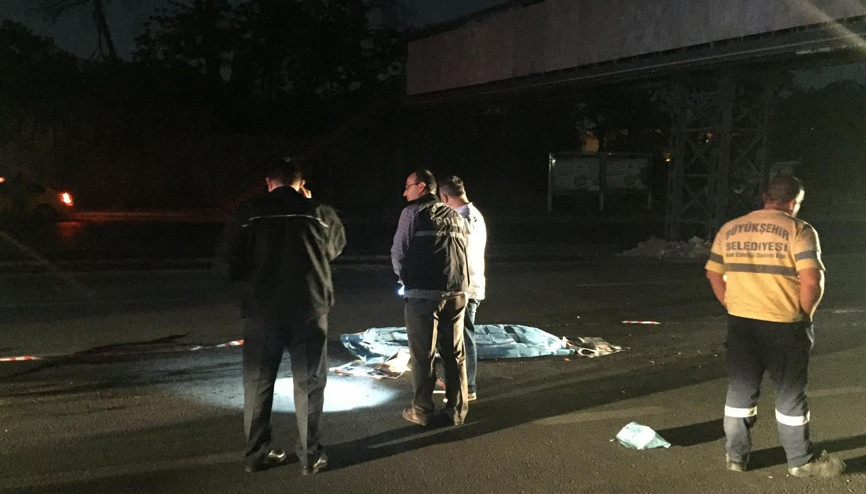 Yol ortasında kadın cesedi