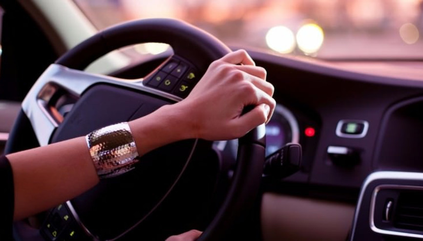 Arabaya binince ilk bunu yapıyoruz