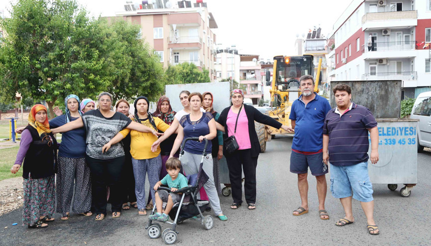 Mahalleli yol kapattı