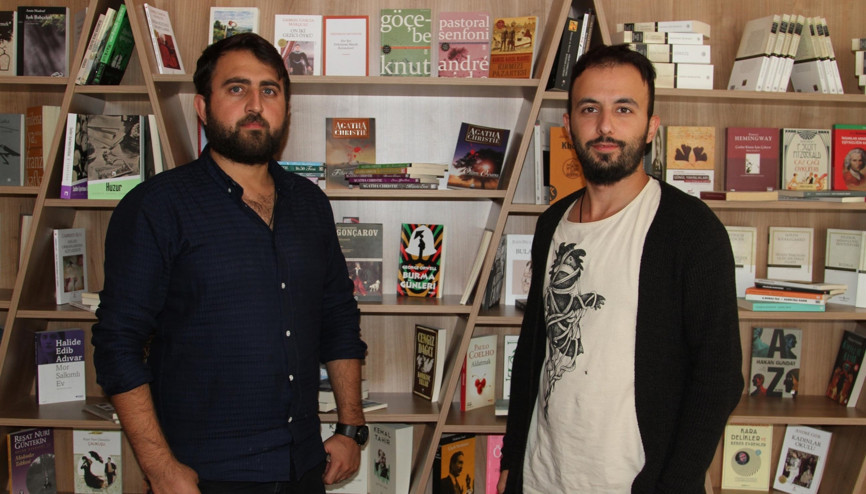 Üniversiteliler ‘kitap okutmak’ için kafe açtı