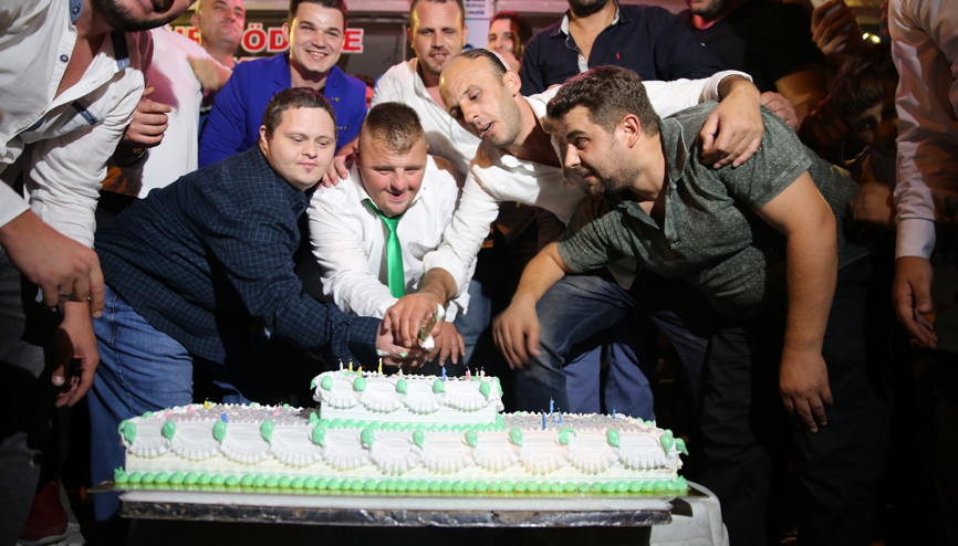 Down sendromlu amigoya görülmemiş doğum günü