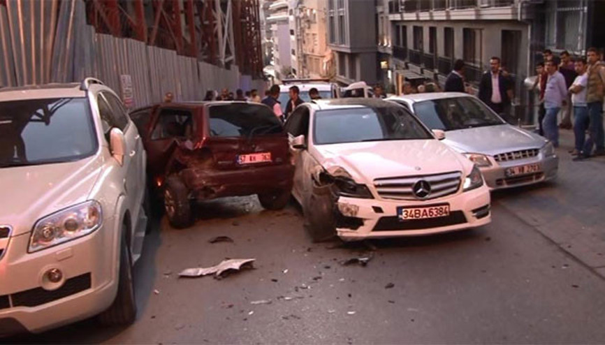 Polisten kaçan Iraklılar caddeyi savaş alanına çevirdi Polisten kaçan Iraklılar caddeyi savaş alanına çevirdi