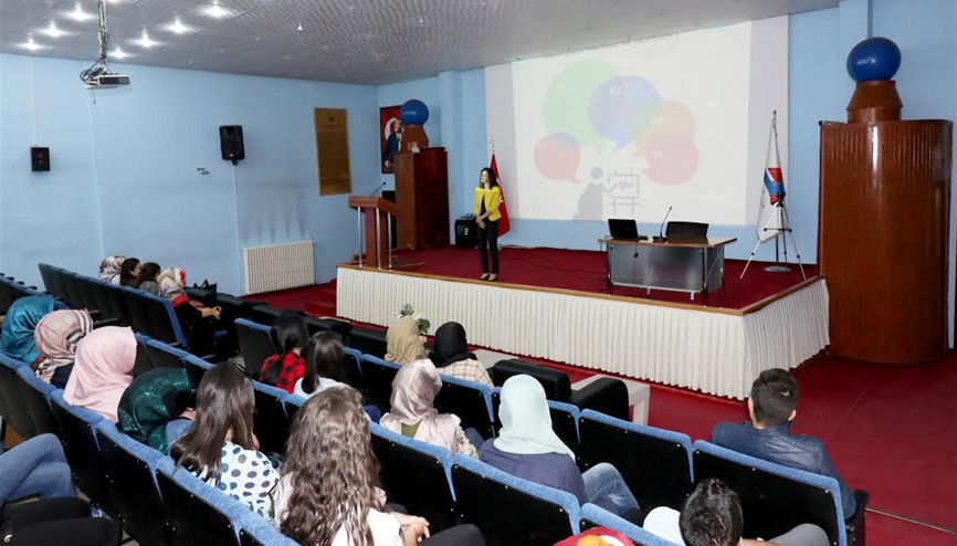 Üniversiteye başlayanlara uyum dersi veriliyor