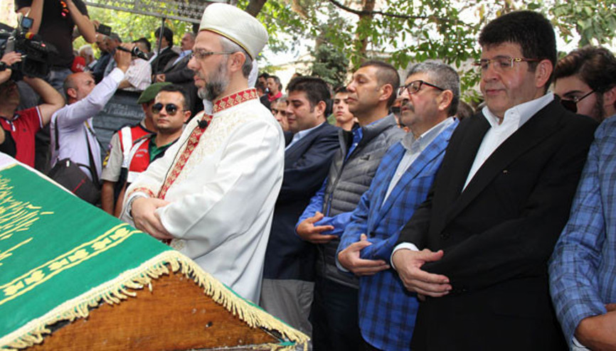 Boydak kardeşler annelerinin cenaze törenine katıldı