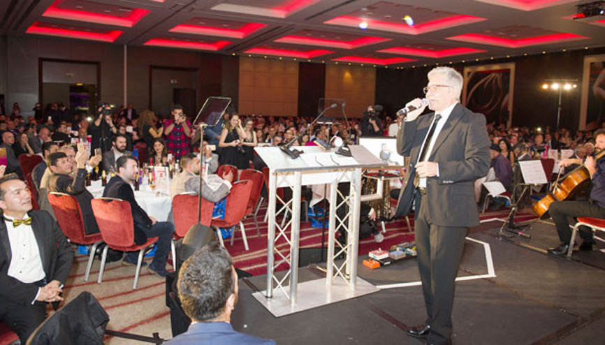 Livaneli’ye ödülünü İngiliz İşçi Partisi Lideri verdi