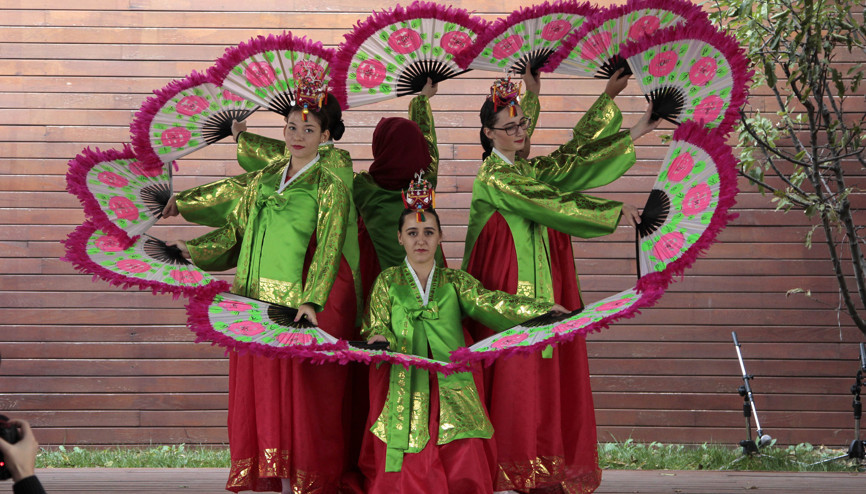 5. yıla özel yelpaze dansı