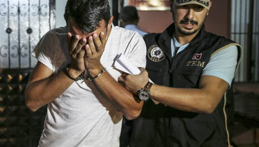 Şaşkın aşık çarşaf giyince terör paniği yaşandı