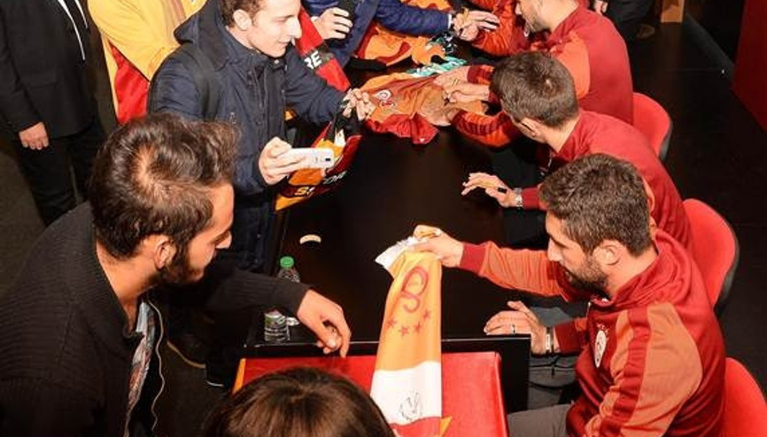 Galatasaray, taraftarıyla buluştu Galatasaray, taraftarıyla buluştu