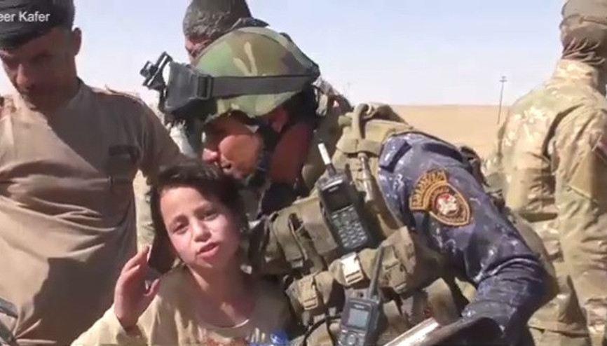 DEAŞlıların elinden kurtulan Ayşe Irak polisine böyle sarıldı