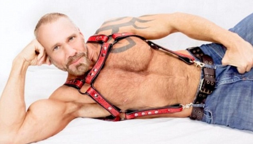 Gazetecilik kariyerini bitirdi porno yıldızı oldu