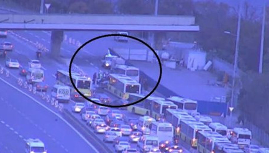 Şehitler Köprüsünün girişinde trafik kazası... Trafik felç...