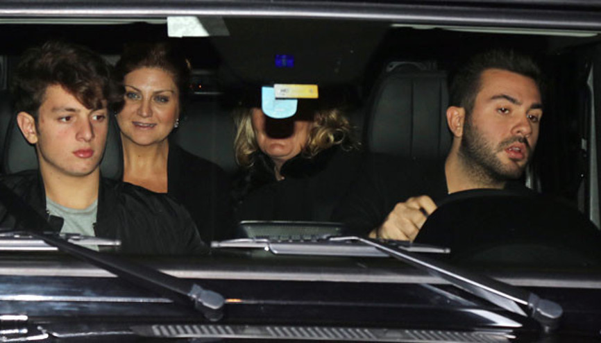 Sibel Can çocuklarıyla akşam yemeğinde