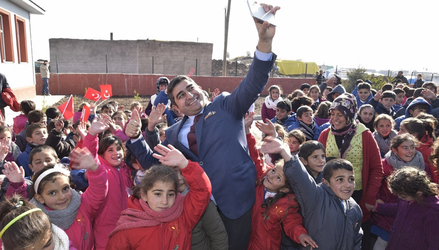Doğduğu köye okul yaptırdı; Aylan bebeğin adını verdi