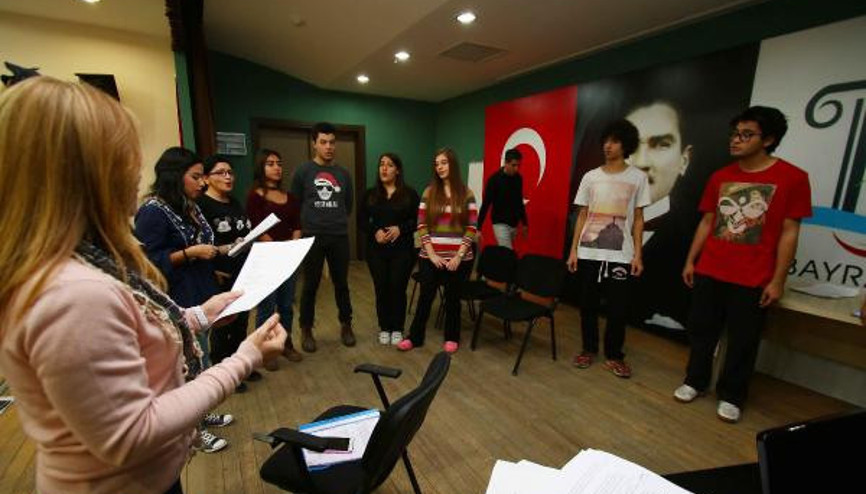 Bayraklıda kabare heyecanı