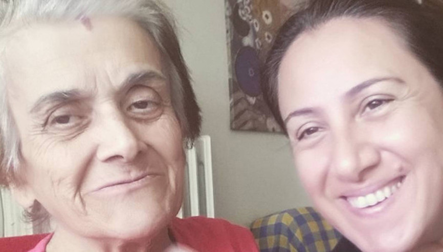Birgül Ulusoy annesini kaybetti