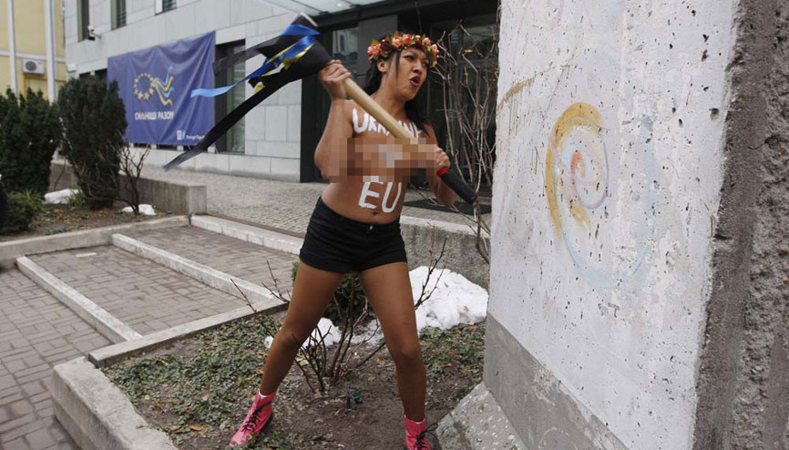 FEMEN Ukraynada vize eylemi yaptı