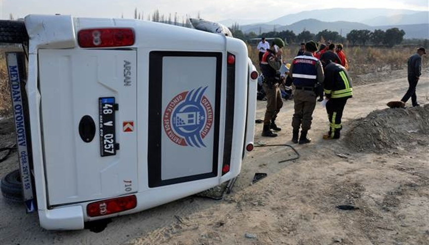 Muğlada futbolcuları taşıyan minibüs, otomobile çarptı: 8 yaralı
