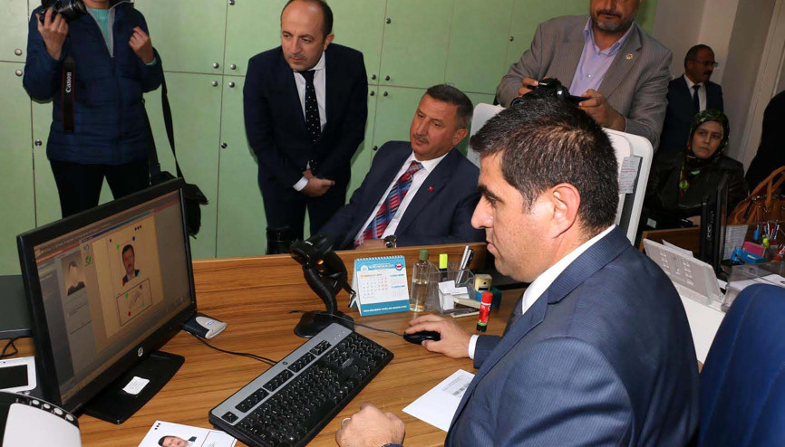 Burdurda çipli kimlik kartlarına ilk başvuru