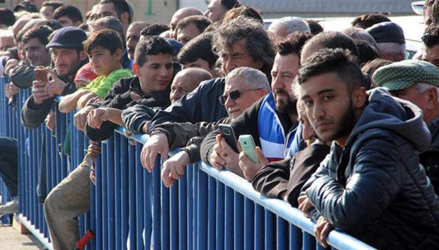 Derede ceset bulundu, fotoğraf çekmek için birbirleriyle yarıştılar