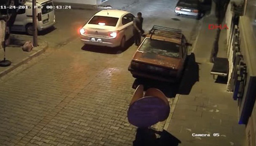 Çaldıkları bilgisayarları cami avlusuna bıraktılar Yazdıkları not şoke etti