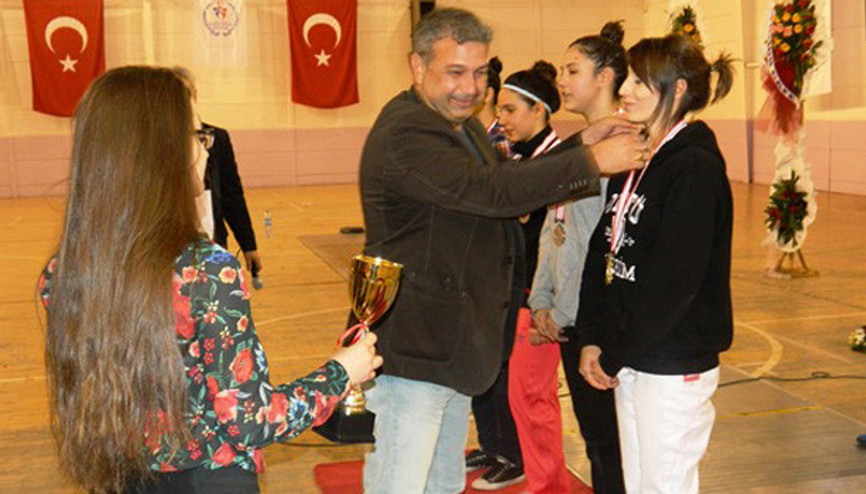 Önce kafa attı sonra parmaklarını ısırdı