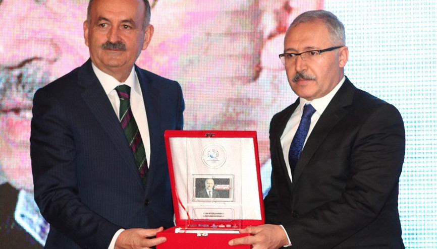 Abdulkadir Selviye AYDden yılın köşe yazarı ödülü