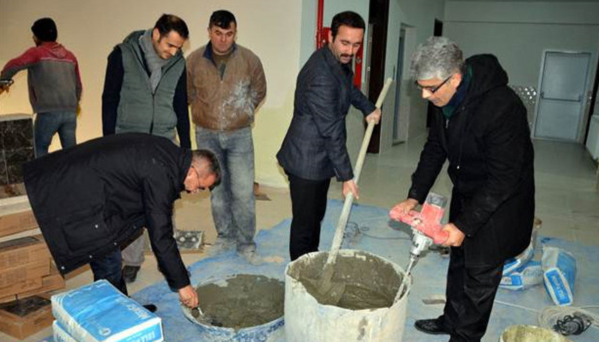 Sözleşmeli öğretmenler okul temizledi