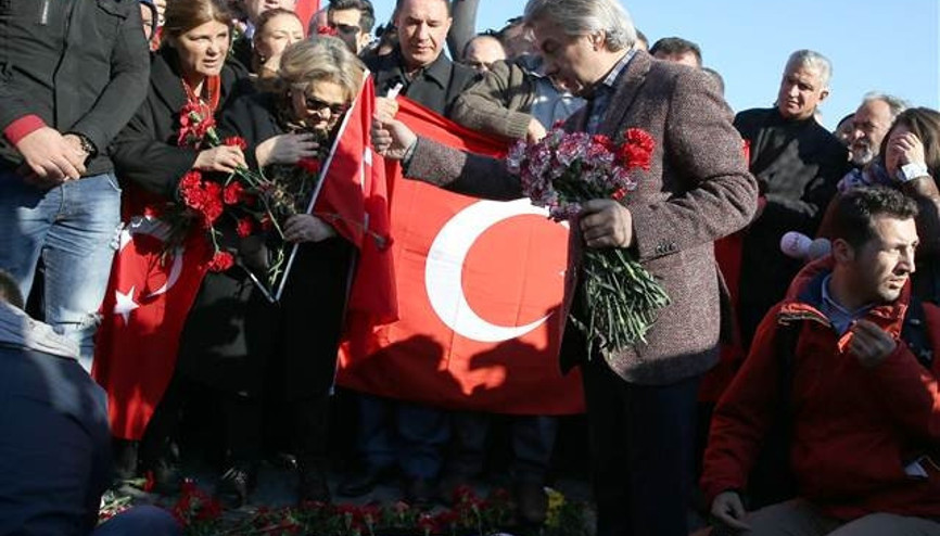 Türkiye şehitlerine ağlıyor